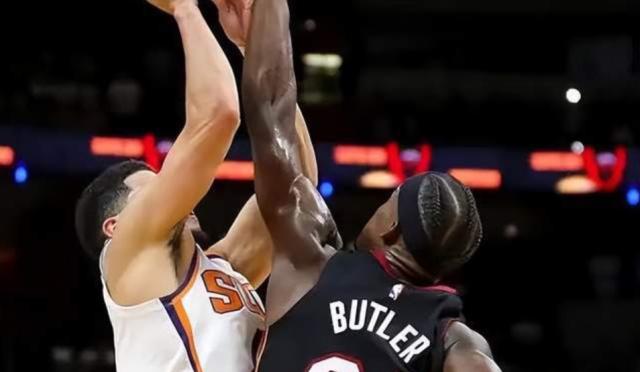 kaiyun-巴特勒完美防守双杀布克 热火主场三连胜重回正轨